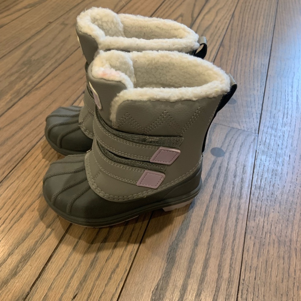 EUC cat and jack snow boots. Sizes 7 and 8. Both worn once in the snow.